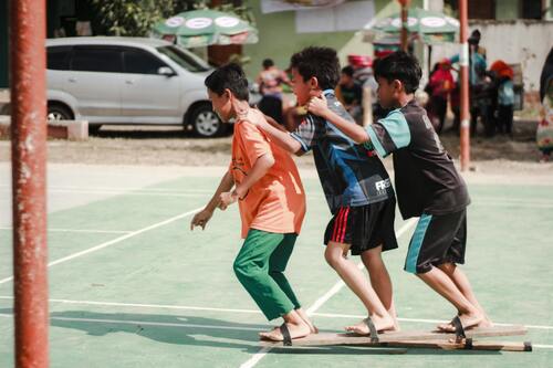olahraga tradisional bakiak
